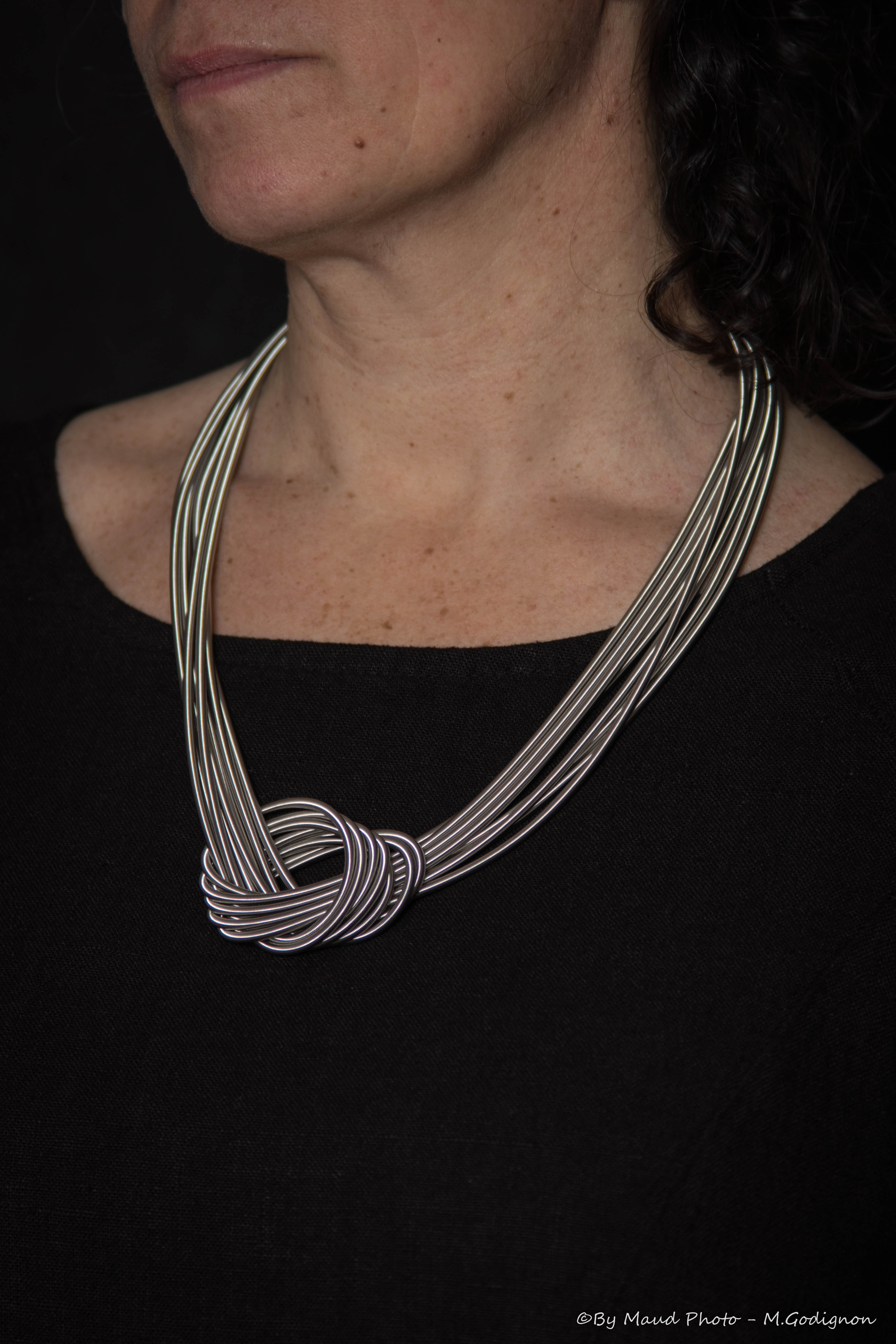 Collier Twist La Mollla pouvant être porté de nombreuses façons dont celle présentée ici qui est votre coup de cœur