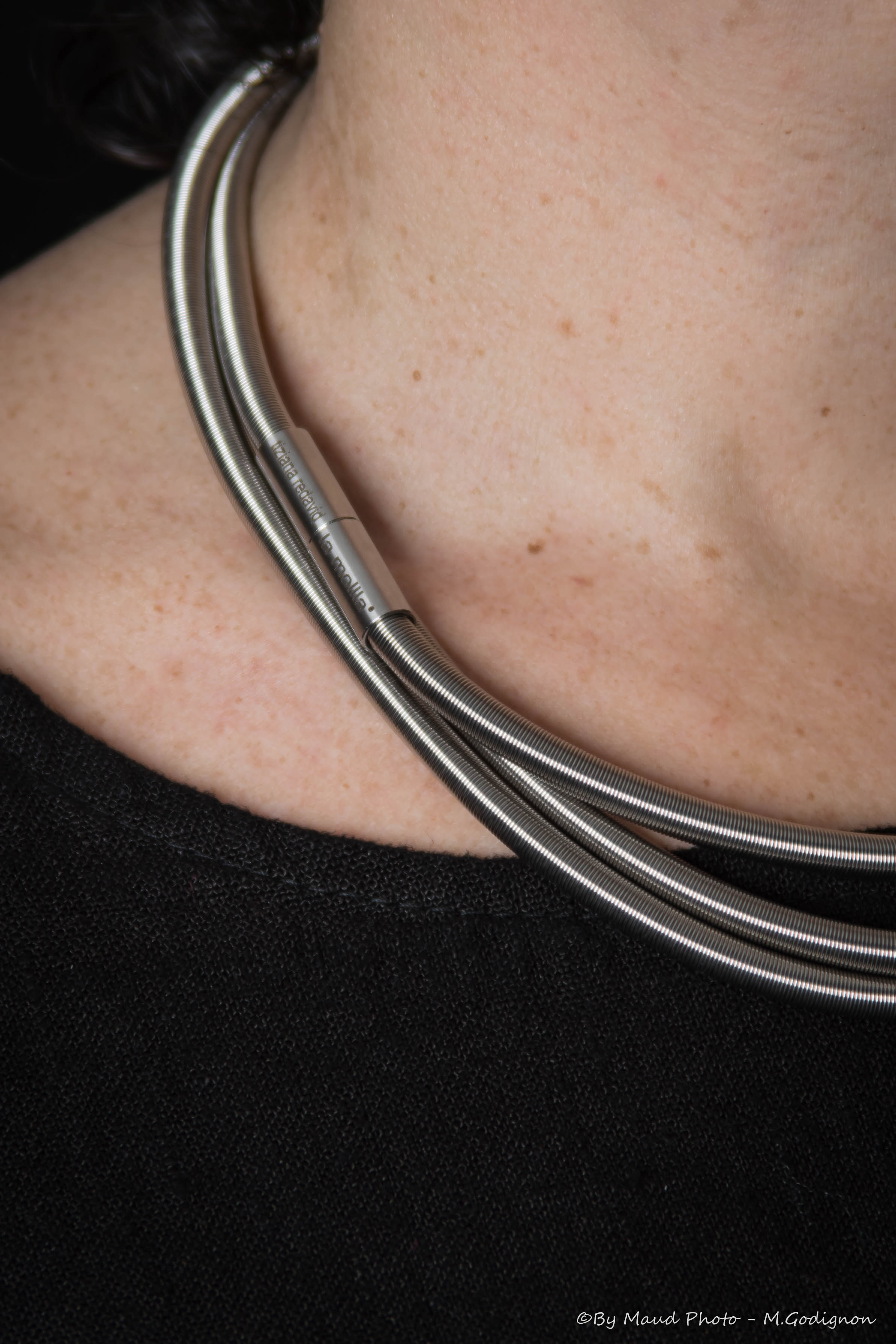 Sautoir Sense La Mollla pouvant être porté de plusieurs façons.