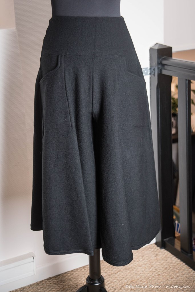 Modèle Capucine de Sophie CÉPIÈRE - Automne Hiver 2020 Pantajupe - Composition : 95 % Laine mérinos 5 % elasthanne - Fabriqué en France avec amour et passion