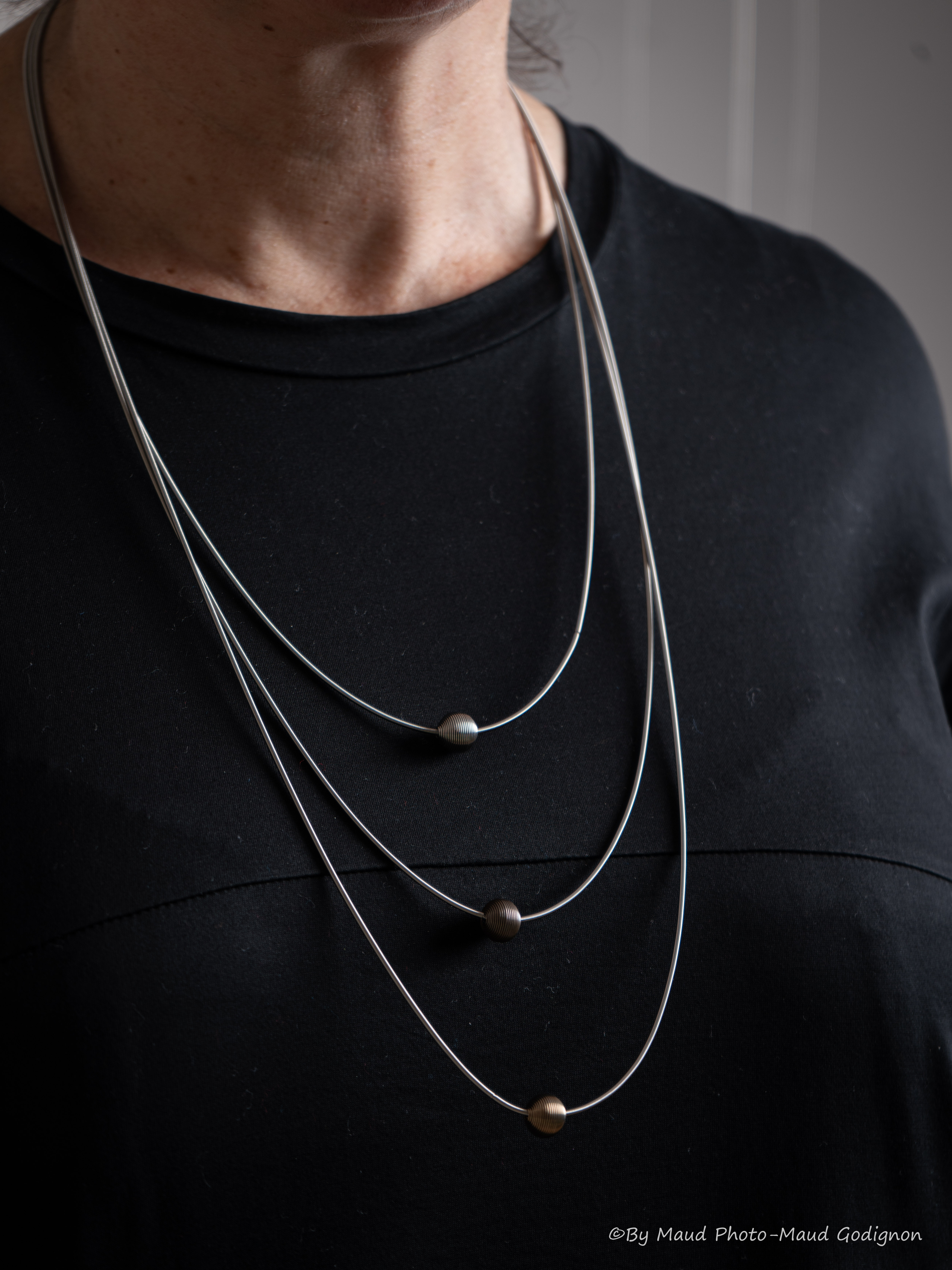 Les dernières nouveautés de Tiziana Redavid. Le sautoir Planet composé de 3 colliers indépendants avec chacun une perle en ressort (trois couleurs différentes (bronze, chocolat, acier).